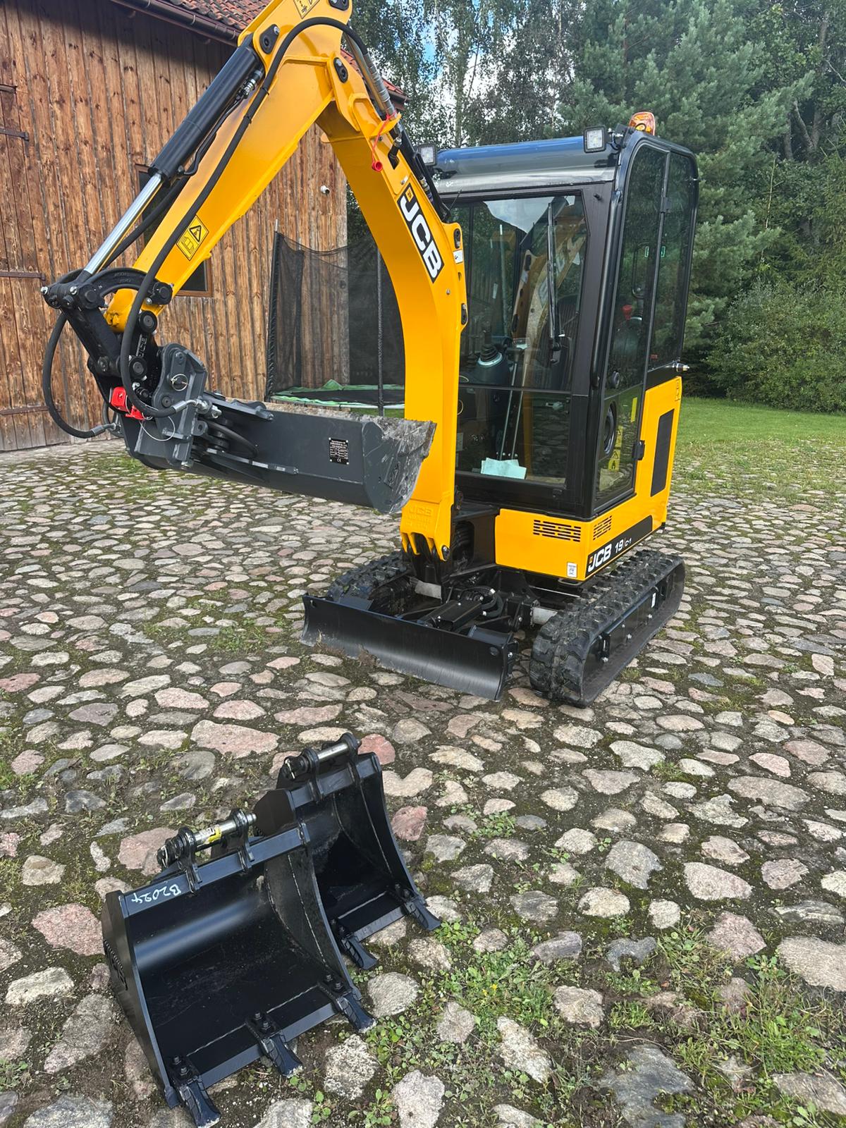 Minikoparka JCB w akcji